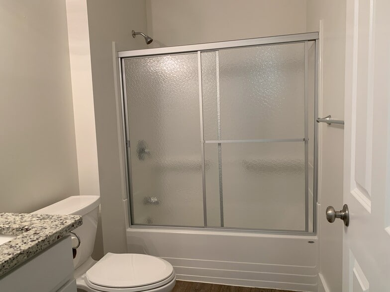 Upper-Level Hall Bath - 41 Dieskau St