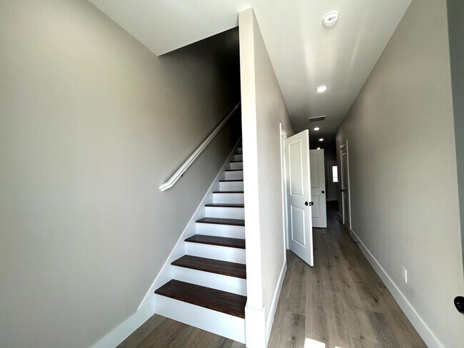 Building Photo - New 3 Bed 2.5 Bath with garage Townhome!!