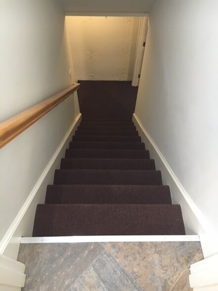 Building Photo - 24 Hobart Ln