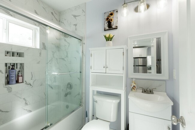 Building Photo - Charming Studio Garage Conversion Private Entrance!! UTILITIES INCLUDED!