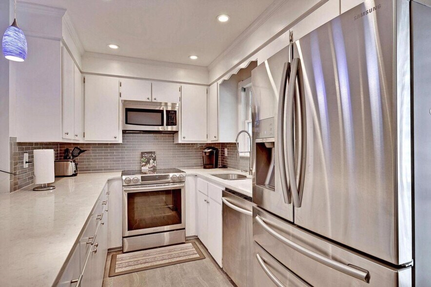 Building Photo - 169 1/2 King St