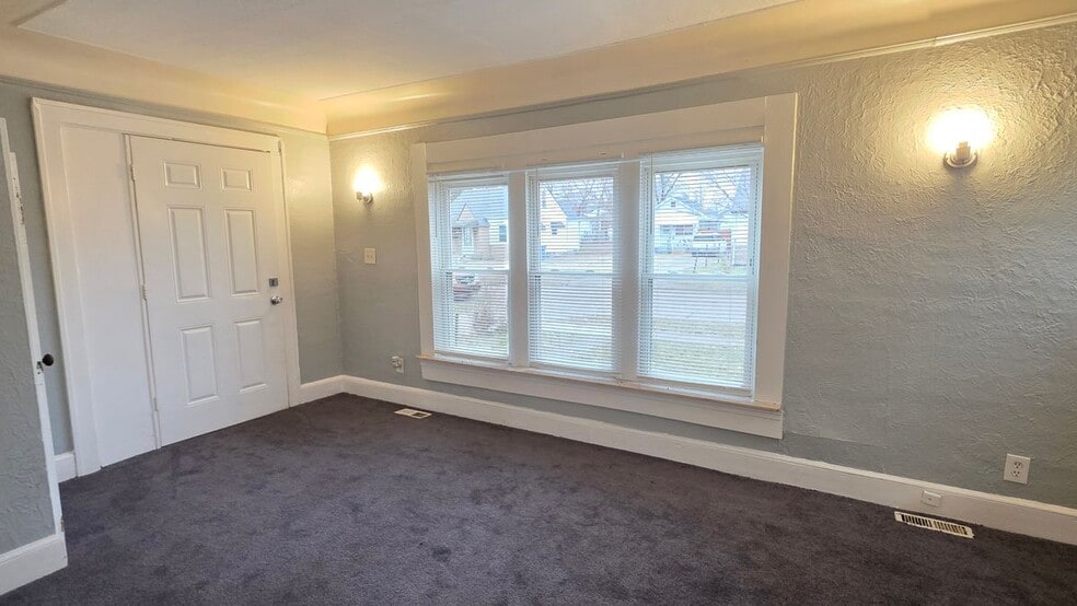 Building Photo - 7542 Meadow Ave