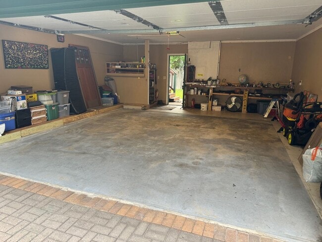 Building Photo - Gorgeous SFH with SS appliances, fenced ba...