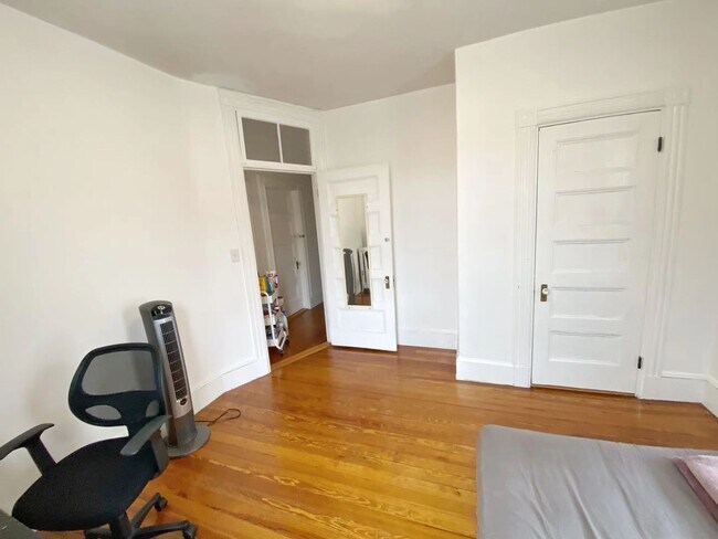 Building Photo - 64 Willow St