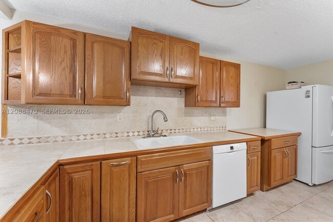 Building Photo - 4 Royal Palm Way