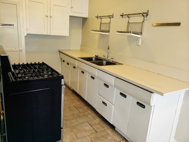 Building Photo - 723 E 3rd St