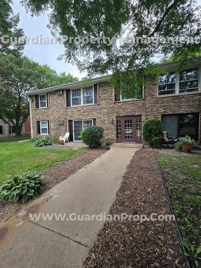 Building Photo - Available now! Hopkins condo with in-unit ...