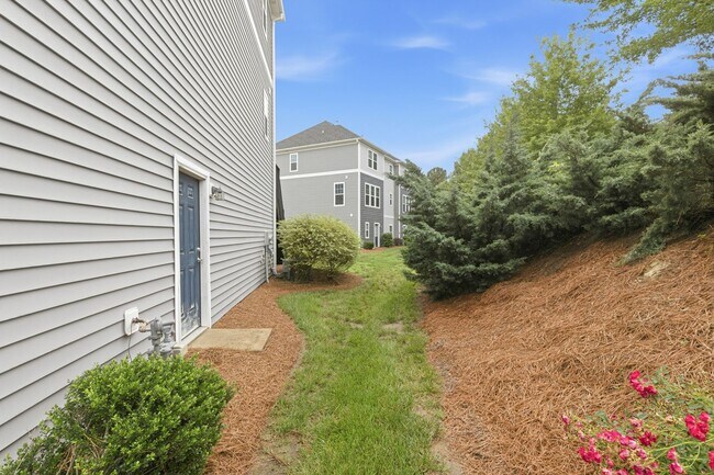 Building Photo - 1502 Sharon Rd W
