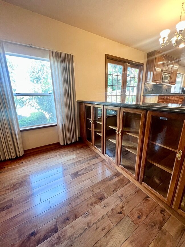 Building Photo - 1305 Manzano Way