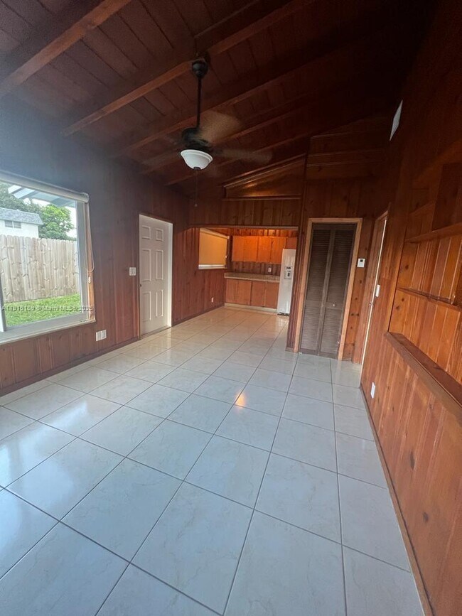 Building Photo - 206 SE 10th St