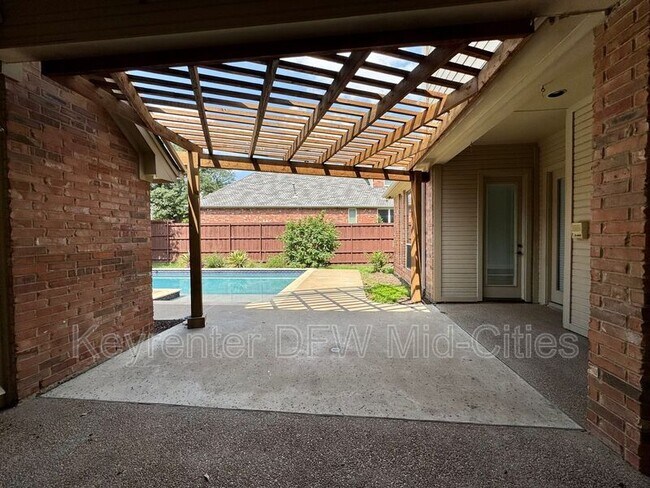 Building Photo - 2417 Creekside Cir S