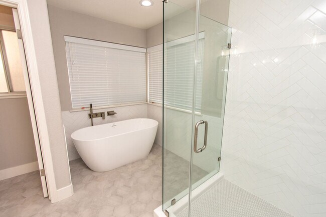 Building Photo - Charming 3-bedroom 2 bathroom Home