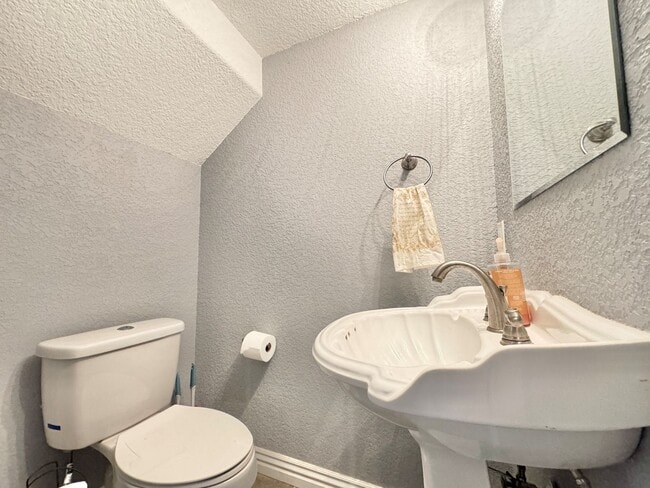 Building Photo - New 2 bedroom duplex, 2 car garage, quiet neighborhood, all appliances