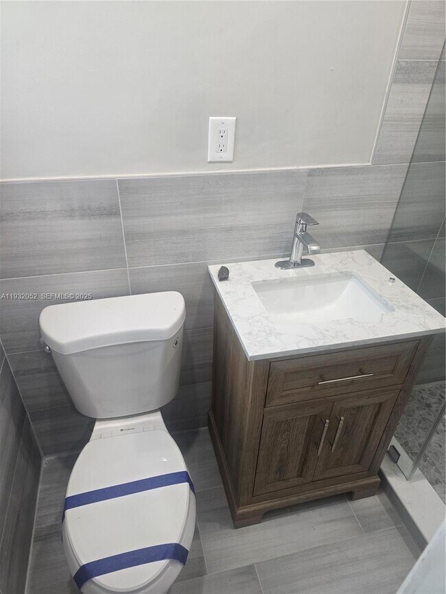 Building Photo - 3300 SE 6th St