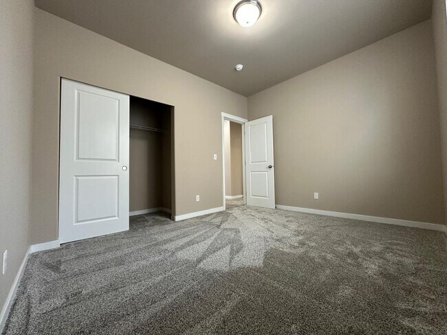 Building Photo - Listed For Rent