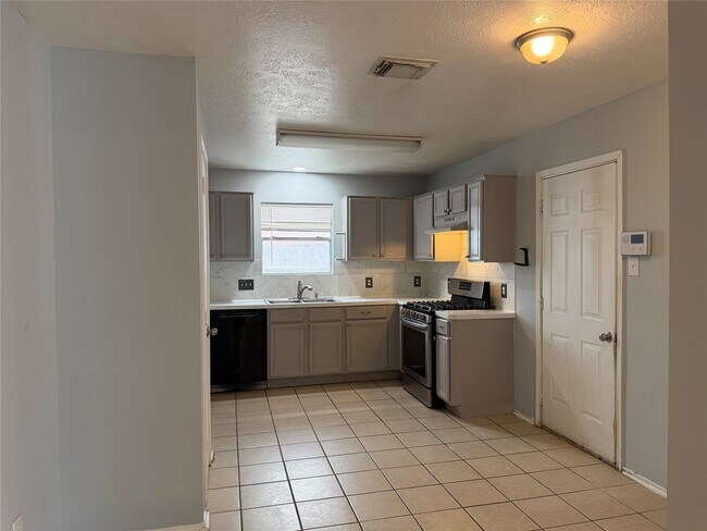 Building Photo - 7427 Briargate Dr