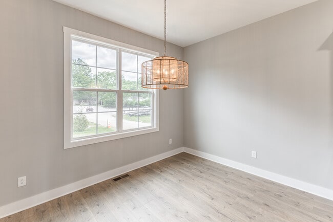 Building Photo - 592 River Watch Way