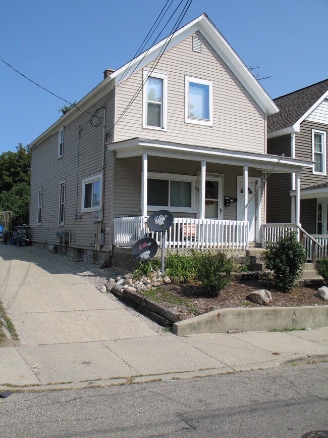 Building Photo - 919 5th St NW