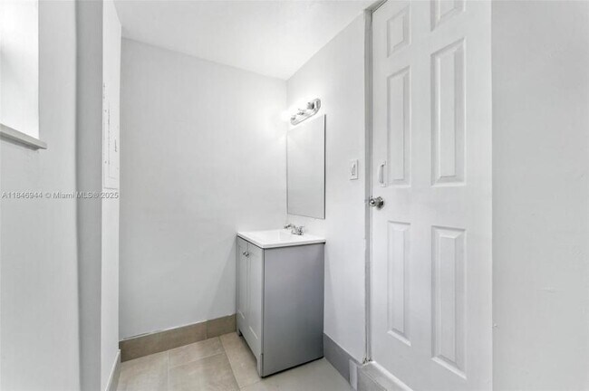 Building Photo - 3 bedroom in Miami FL 33147