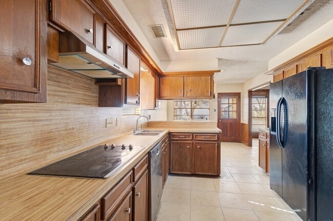 Building Photo - 1006 Bolton Dr