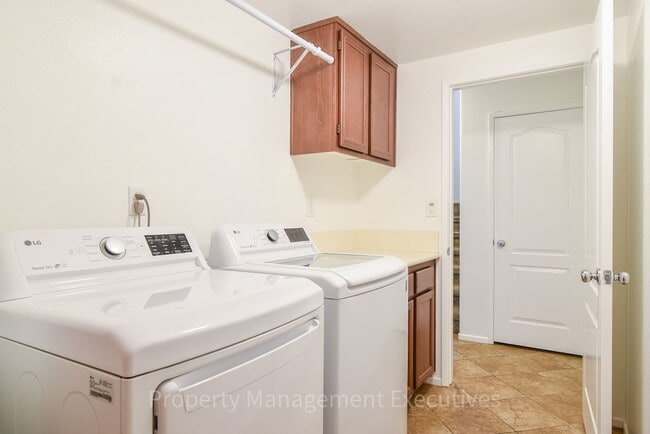 Building Photo - Beautiful 4 Bed, 3.5 Bath Townhouse