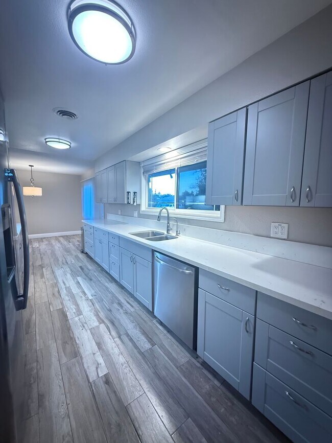 Building Photo - Spacious 3/1 in Arden Manor