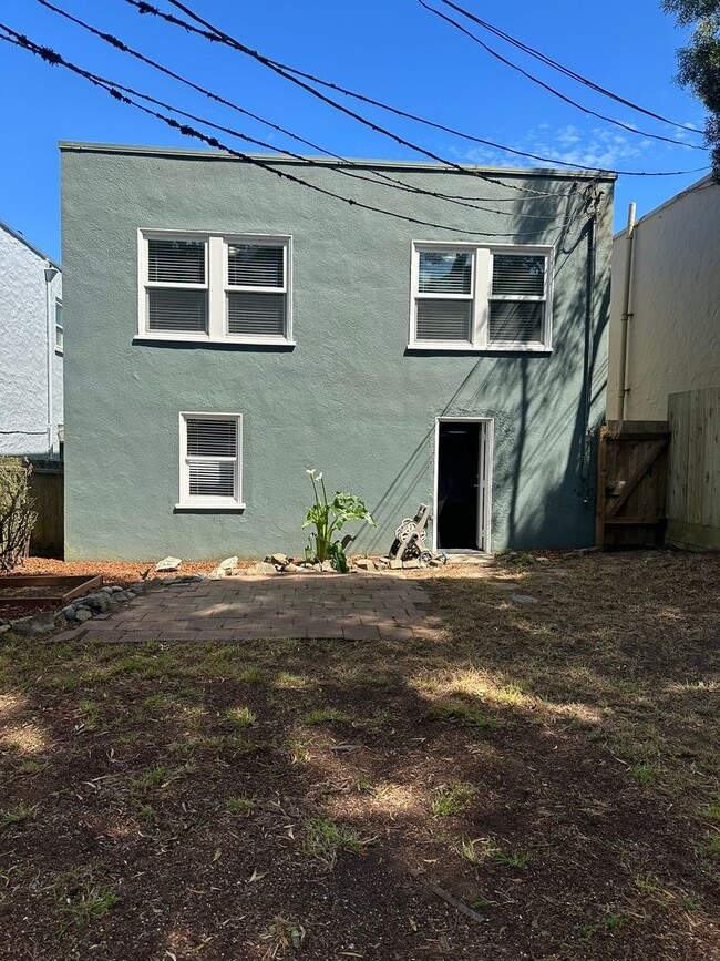 Building Photo - Bright & Charming Miraloma Home