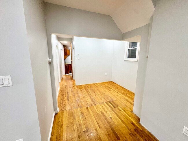 Building Photo - 272 Winfield Ave