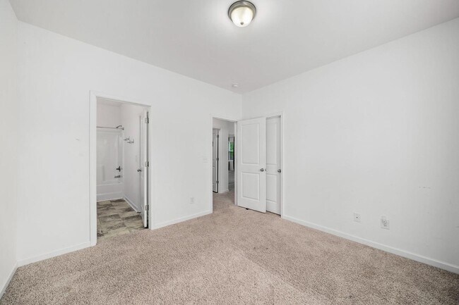 Building Photo - 2108 Charmond Dr