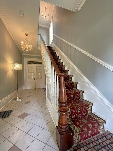 209 College Avenue Foyer - 209 College Ave