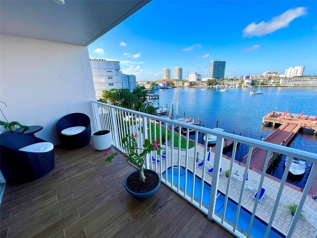 Building Photo - 400 Golden Isles Dr