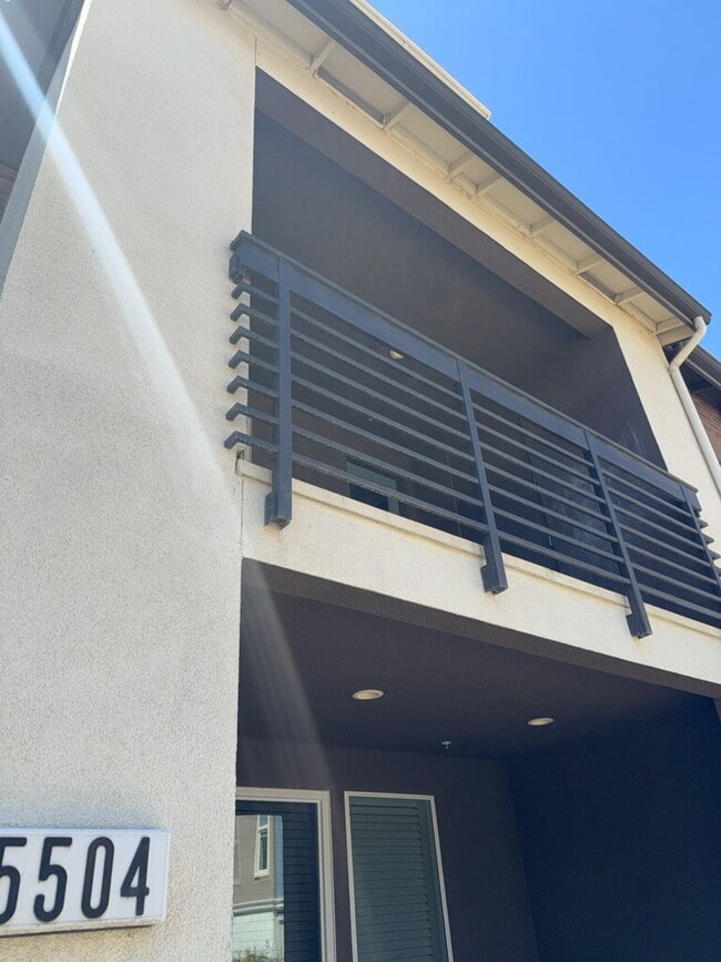 Building Photo - Stunning 3 Bed/3.5 Bath Townhome Walking Distance to BART