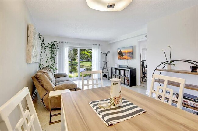 Building Photo - 9949 Twin Lakes Dr