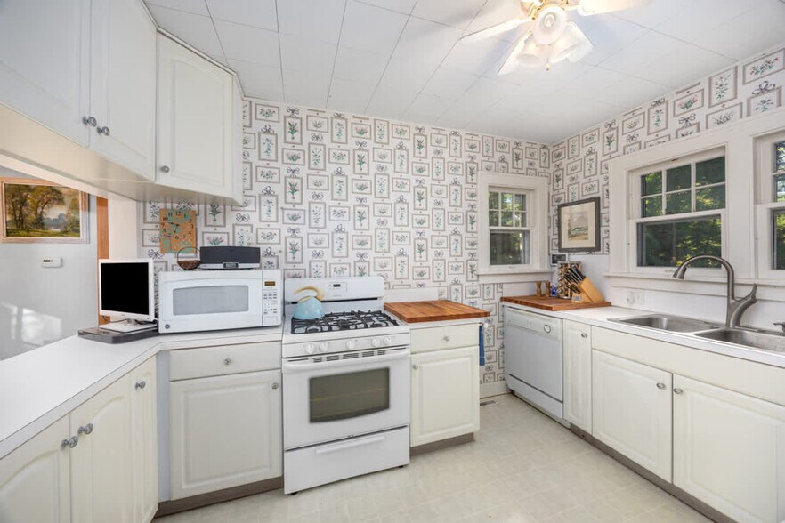 Building Photo - 630 Pleasant St