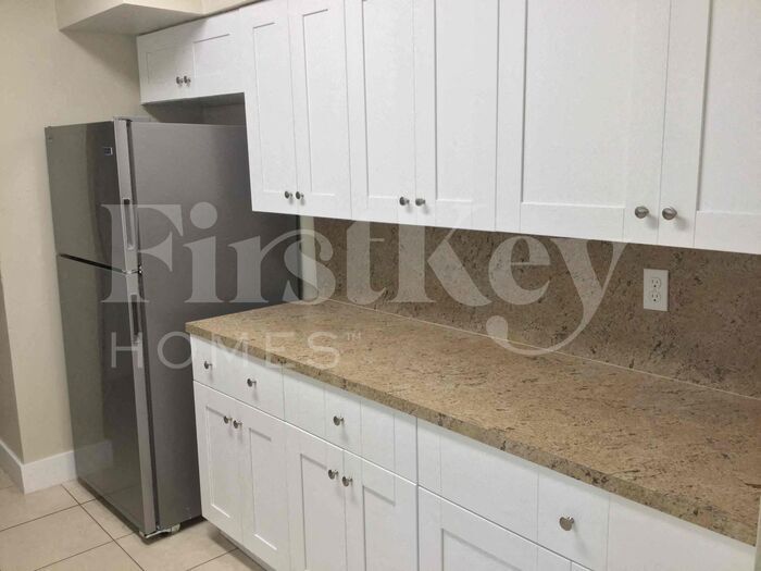 Building Photo - 810 NW 186th Dr