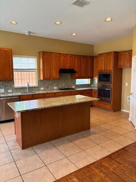 Building Photo - 2605 Gull Lake Dr