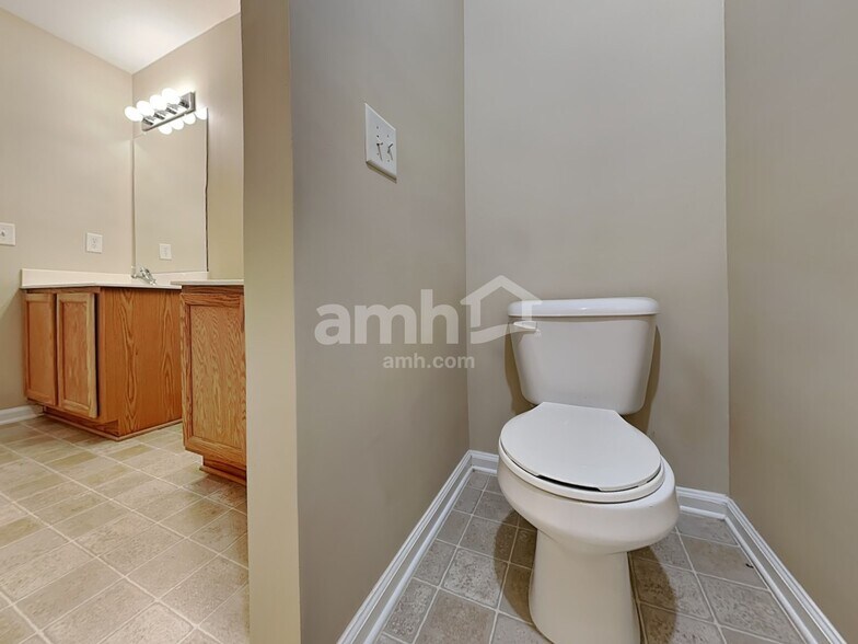 Building Photo - 1528 Pebble Ridge Dr