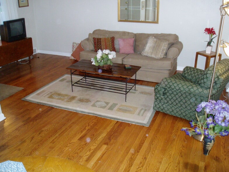 Living area - 1645 Winona Ct