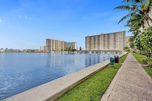 Building Photo - 17100 N Bay Rd