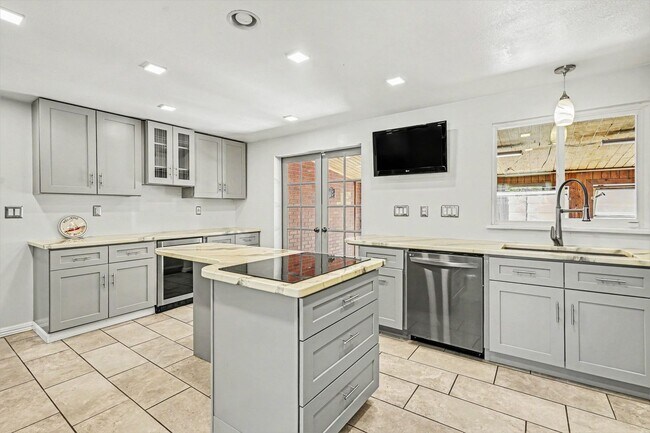 Building Photo - 6881 Fox Way