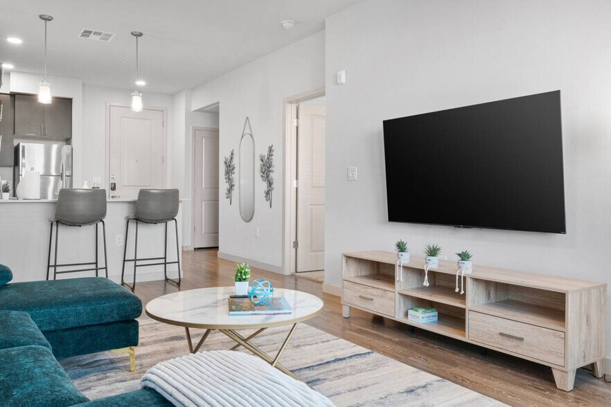 Building Photo - 711 W Broadway Rd