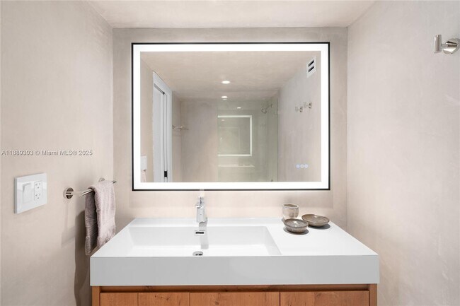 Building Photo - 2655 Collins Ave