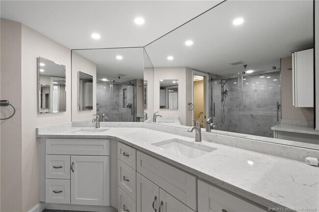 Building Photo - 9650 S Ocean Dr