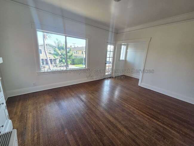 Building Photo - 336 W 9th St