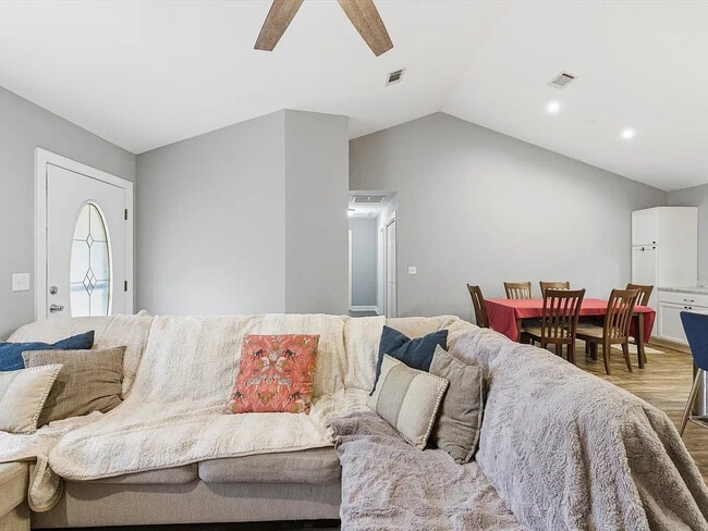 Building Photo - 47 Meadowlark Dr