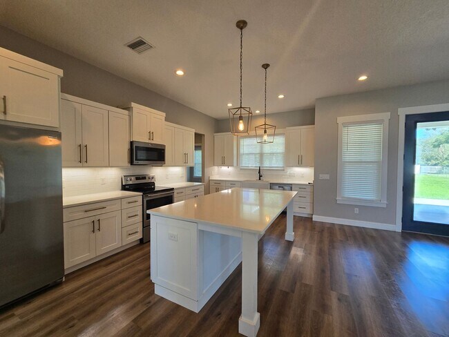 Building Photo - Beautiful 3-Bedroom, 3-Bath Home with Bonu...