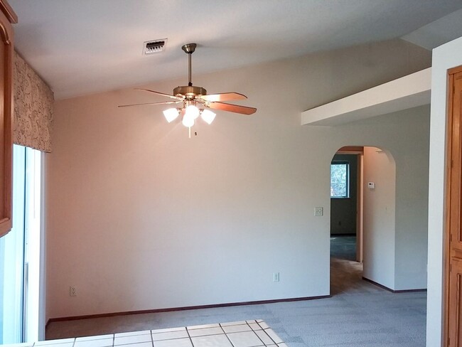 Building Photo - 3 Bedroom Home in Hilltop Area