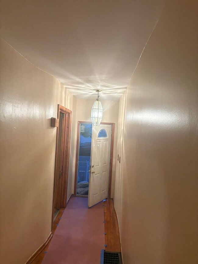 Building Photo - 5BR/1.5BA Row Home with Backyard and Laund...