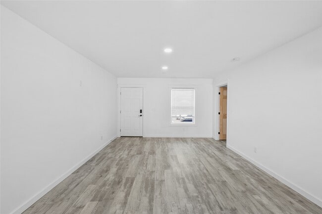 Building Photo - 423 W 3rd St