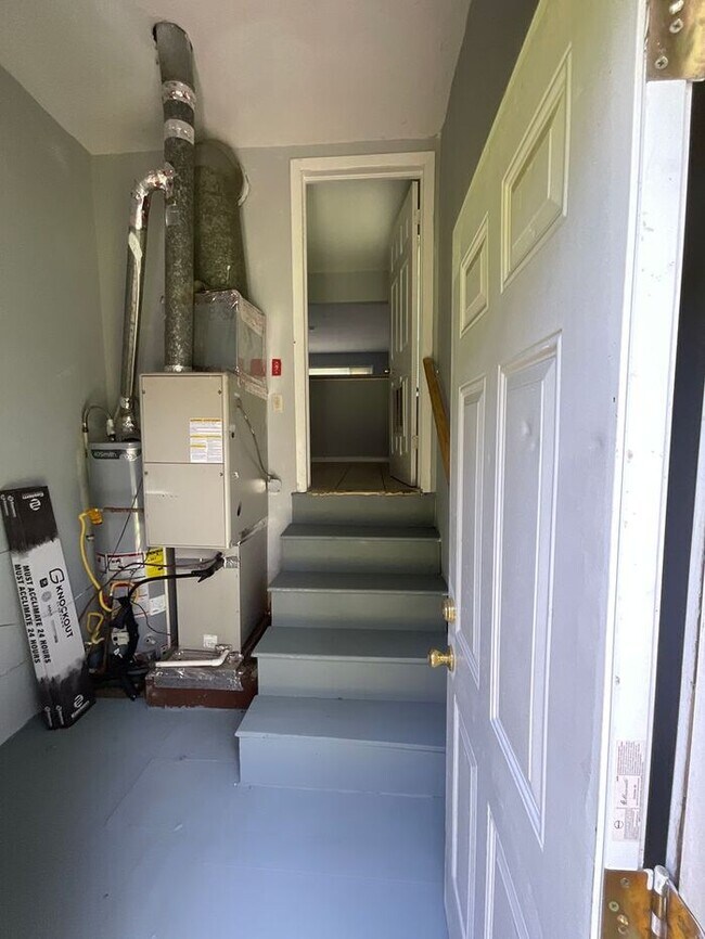 Building Photo - 3 bedrooms one bath apartment located in the Highlands, section of Portsmouth